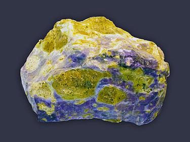 Ein roher Amethyst-Opal mit violetten, weißen und grünen Farben.