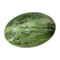 Ein grüner Katzenaugenopal, der in einem ovalen Cabochon geschliffen ist.